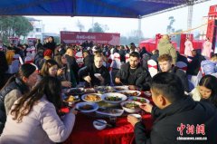 杀年猪、吃刨汤 中外游客在重庆璧山体验“年味盛宴”